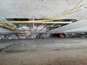 İki bina arasında mahsur kalan kedi kurtarıldı