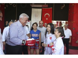 Başkan Atay, milli sporcularla açılışta buluştu