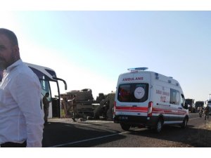 Sınıra zırhlı araç sevkıyatı yapan tır devrildi: 2 asker yaralı