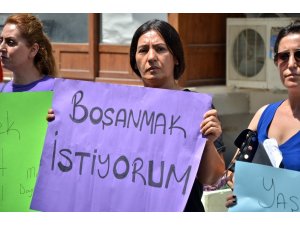 Şiddet gördüğü eşinden boşanmak isteyen kadın adliye önünde eylemini sürdürdü