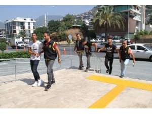 Çalıntı araçla kovalamaca sonucu yakalanan 3 şüpheli adliyede