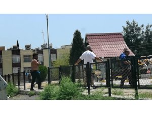 Boğazına bıçak dayayan genci polis ikna etti