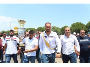 Başpehlivan Gürbüz’e Antalya’da coşkulu karşılama