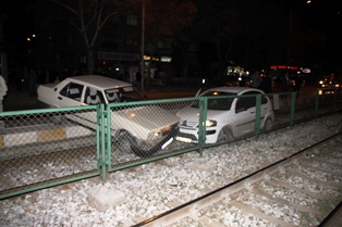 Otomobiller tramvay yoluna uçtu