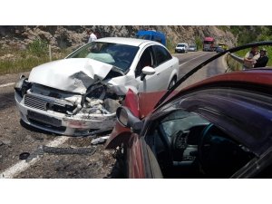 Hatalı sollama yaptı, karşıdan gelen otomobille çarpıştı