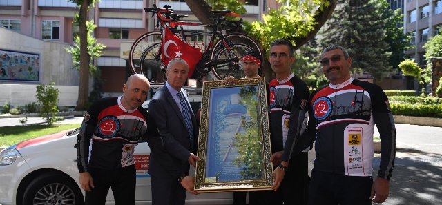 15 Temmuz şehitleri için pedal çeviren öğretmenlerden MEB'e ziyaret