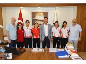 Başarılı güreşçiler ödüllendirildi