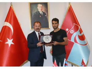 Trabzonspor’dan Vahid Amiri’ye veda plaketi
