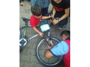 Ayağı bisiklet jantına sıkıştı