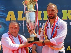 Antalya’da birlerce kişi Kırkpınar Başpehlivanı Ali Gürbüz için bir araya geldi