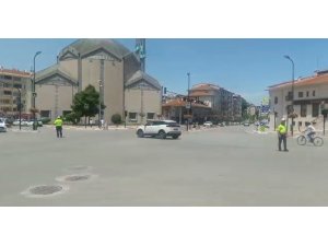 Elektrikler kesildi, trafiğin kontrolü polislere kaldı