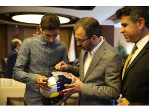 Bakan Kasapoğlu, milli motosikletçi Toprak Razgatlıoğlu’nu kabul etti