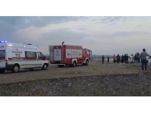 Baraj kapakları açılınca çayda mahsur kaldılar