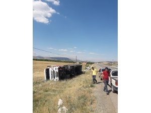 Gölbaşı’nda saman yüklü tır devrildi