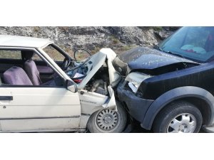 Tokat'ta hafif ticari araç ile otomobil çarpıştı: 4 yaralı