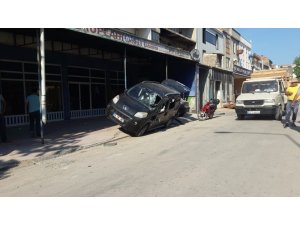 Kamyonet ile hafif ticari araç çarpıştı: 1 yaralı