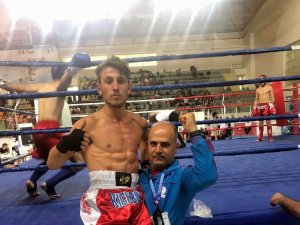 Kick boks müsabakalarından altın ve bronz madalyayla döndüler