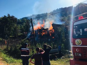 Safranbolu’da 2 katlı ahşap ev alevlere teslim oldu