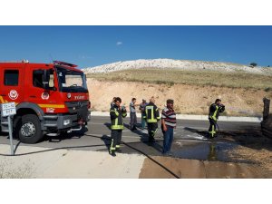 Traktörün saman yüklü römorku yandı