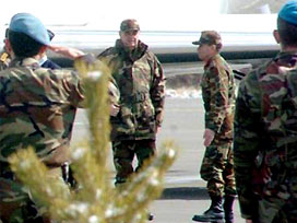 Başbuğ, Berk'i aracına çağırdı