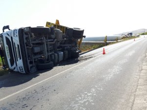 Menemen’de rüzgar türbininin kanadını taşıyan tır devrildi