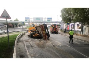 Bakırköy’de vinç yola devrildi: 1 yaralı