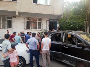 Esenyurt’ta geri gelen aracın altında kalmaktan saniyelerle kurtuldular