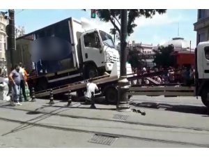 Sirkeci’de yolda kalan kamyonet trafik çekicisine zor anlar yaşattı