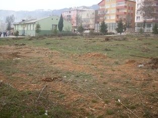 Lise bahçesinde çevre düzenlemesi