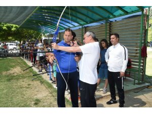 Vali Deniz, yaz spor okullarını ziyaret etti