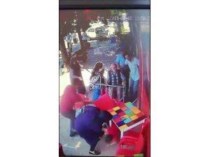 Yaşlı adam kontrolünü kaybettiği engelli aracının ile kafeye daldı