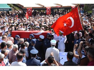 Şehit Üsteğmen binlerce kişi tarafından son yolculuğuna uğurlandı