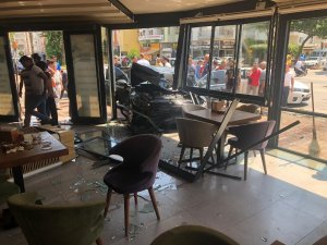 Fırına dalan otomobilin altında kalmaktan kılpayı kurtuldular