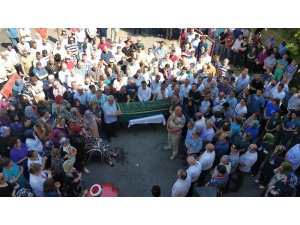 Görev yaptığı hastaneye giderken düşerek hayatını kaybeden sağlıkçı için tören düzenlendi