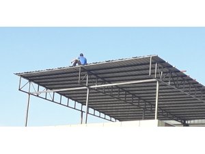 7 saat çatıda bekledi, onlarca görevliyi meşgul etti