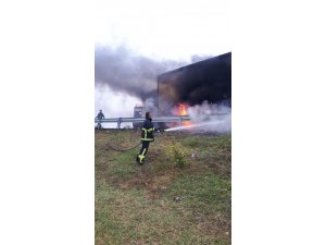 Lastiği alev alan tırdaki yangını itfaiye büyümeden söndürdü