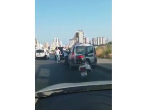 Arabanın camından şoförü darp etti