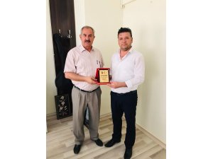 Gercüş Spor Kulübü Başkanı Günaydın’dan HEM Müdürü Taşpınar’a plaket