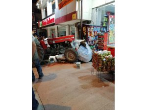 Traktör markete daldı