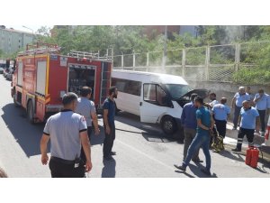 Siirt’te park halindeki minibüste yangın