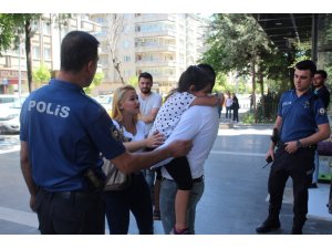 Annesine gitmek istemeyen çocuğun çığlıkları sokağı inletti