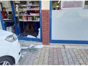 Otomobil marketin camına çarptı