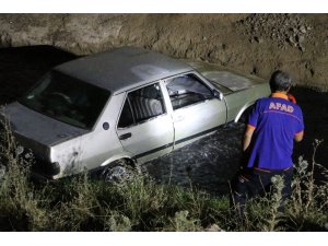 Su kanalına otomobil düştü