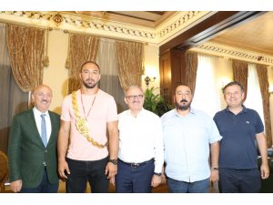 Vali Karaloğlu: "Güreşte başpehlivanlık önemli ama alt yapıyı de desteklemeliyiz"