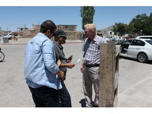 Turistlere kendi dillerinde hazırlanan Kur'an-ı Kerim hediye ediliyor