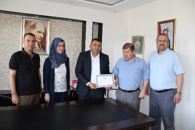 Görme engelli öğrenciye diplomasını Kaymakam Kılınç verdi