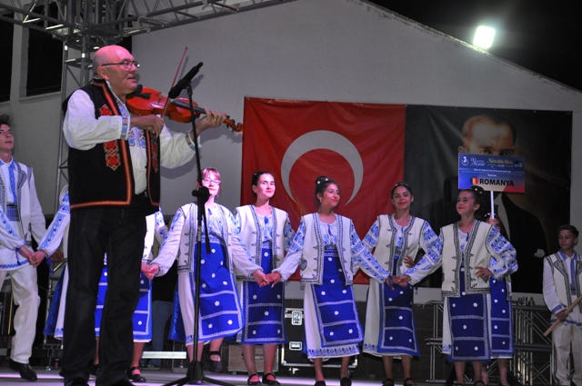 Akşehirli çocuklar Karagöz ve Hacivatla eğlendi