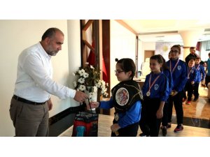 Başkan Sandıkçı’dan muaythai sporcularına ödül