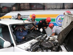 Kaza yaptığı otomobilde sıkışan kadın böyle kurtarıldı