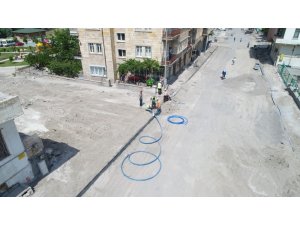 Saatçi Hoca Caddesi’nde sıcak asfalt serimi için hazırlıklar sürüyor